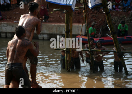 East Jakarta, Indonesien. 19 Aug, 2018. Eine Anzahl von Bewohnern in die Pinang klettern teilnahm (Panjat Pinang) der Wettbewerb auf dem Kalimalang Fluss im Osten von Jakarta, Sonntag (19.08.2018). Credit: kuncoro Widyo Rumpoko/Pacific Press/Alamy leben Nachrichten Stockfoto