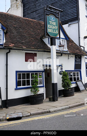 The Eight Bells Inn, Hatfield, Hertfordshire, stammt aus dem frühen 17. Jahrhundert. Die ständigen am Fuße des Fore Street. Stockfoto