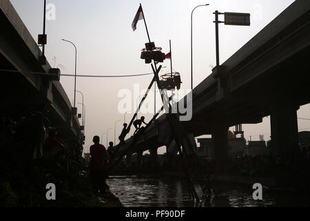 East Jakarta, Indonesien. 19 Aug, 2018. Die Kalimalang Fluss ist der Ort der Feier des 73. Feier zum Tag der Unabhängigkeit, die von Gebietsansässigen des Cipinang Melayu Jakarta Timur Dorf statt, Sonntag (19.08.2018) Credit: kuncoro Widyo Rumpoko/Pacific Press/Alamy leben Nachrichten Stockfoto