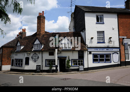 The Eight Bells Inn, Hatfield, Hertfordshire, stammt aus dem frühen 17. Jahrhundert. Die ständigen am Fuße des Fore Street. Stockfoto