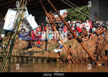 East Jakarta, Indonesien. 19 Aug, 2018. Die Kalimalang Fluss ist der Ort der Feier des 73. Feier zum Tag der Unabhängigkeit, die von Gebietsansässigen des Cipinang Melayu Jakarta Timur Dorf statt, Sonntag (19.08.2018) Credit: kuncoro Widyo Rumpoko/Pacific Press/Alamy leben Nachrichten Stockfoto