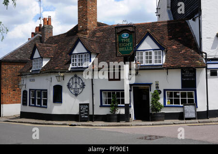 The Eight Bells Inn, Hatfield, Hertfordshire, stammt aus dem frühen 17. Jahrhundert. Die ständigen am Fuße des Fore Street. Stockfoto