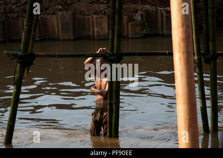 East Jakarta, Indonesien. 19 Aug, 2018. Ein Bewohner gebadet im Fluss Kalimalang, East Jakarta, Sonntag (19.08.2018). Credit: kuncoro Widyo Rumpoko/Pacific Press/Alamy leben Nachrichten Stockfoto