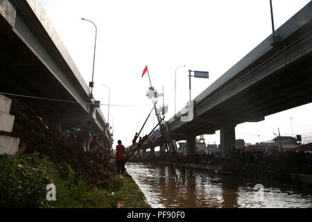 East Jakarta, Indonesien. 19 Aug, 2018. Die Kalimalang Fluss ist der Ort der Feier des 73. Feier zum Tag der Unabhängigkeit, die von Gebietsansässigen des Cipinang Melayu Jakarta Timur Dorf statt, Sonntag (19.08.2018) Credit: kuncoro Widyo Rumpoko/Pacific Press/Alamy leben Nachrichten Stockfoto