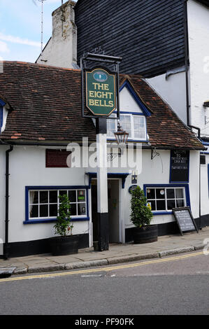 The Eight Bells Inn, Hatfield, Hertfordshire, stammt aus dem frühen 17. Jahrhundert. Die ständigen am Fuße des Fore Street. Stockfoto