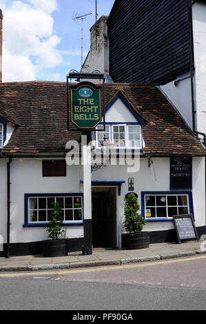 The Eight Bells Inn, Hatfield, Hertfordshire, stammt aus dem frühen 17. Jahrhundert. Die ständigen am Fuße des Fore Street. Stockfoto