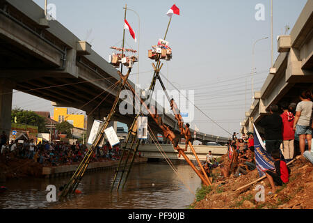 East Jakarta, Indonesien. 19 Aug, 2018. Bürger in Cipinang Melayu, East Jakarta, belebt die 73Rd indonesischer Unabhängigkeitstag Feier mit der Die pinang Klettern (Panjat Pinang), in der Kalimalang Fluss fließen, Sonntag (19.08.2018). Credit: kuncoro Widyo Rumpoko/Pacific Press/Alamy leben Nachrichten Stockfoto