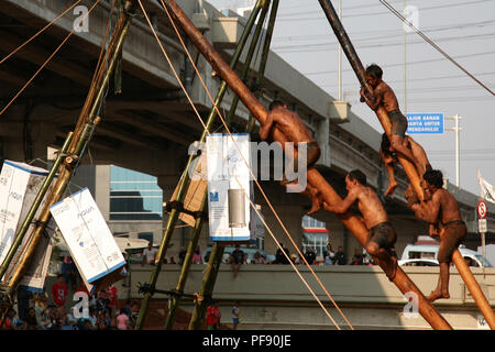 East Jakarta, Indonesien. 19 Aug, 2018. Klettern Pinang (Panjat Pinang) in Kalimalang, East Jakarta, Sonntag (19.08.2018). Credit: kuncoro Widyo Rumpoko/Pacific Press/Alamy leben Nachrichten Stockfoto