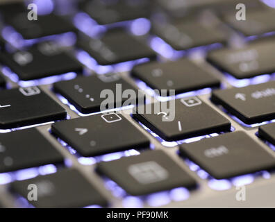 Nahaufnahme der Fragezeichen Sonderzeichen auf einer beleuchteten Tastatur auf einem Laptop oder Computer. Stockfoto