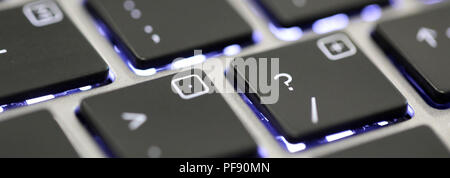 Nahaufnahme der Fragezeichen Sonderzeichen auf einer beleuchteten Tastatur auf einem Laptop oder Computer. Stockfoto