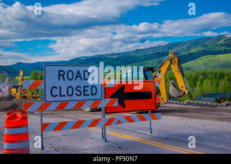 YELLOWSTONE NATIONAL PARK, Wyoming, USA - Juni 07, 2018: Informative Zeichen der Straße mit Anlagen in eine Baustelle im Yellowstone National Park geparkt geschlossen Stockfoto