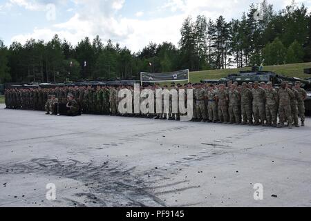 Tank Platoons aus Deutschland, Frankreich, Österreich, Polen, Schweden, der Ukraine, Großbritannien und den USA werden in der starken Europa Tank Herausforderung, an der 7. Armee den Befehl Grafenwöhr Training Area gehalten, 3. Juni 2018 teilnehmen. Us-Army Europe und die deutsche Armee Gastgeber der dritten starkes Europa Tank Herausforderung bei Grafenwöhr Training Area, Juni 3 - 8, 2018. Die starke Europa Tank Herausforderung ist eine jährliche Veranstaltung, die teilnehmenden Nationen zu geben, einen dynamischen, produktiven und Spaß Umfeld, in dem die militärische Partnerschaften, form Soldat - Beziehungen auf, und teilen die Taktik, techniq zu fördern. Stockfoto