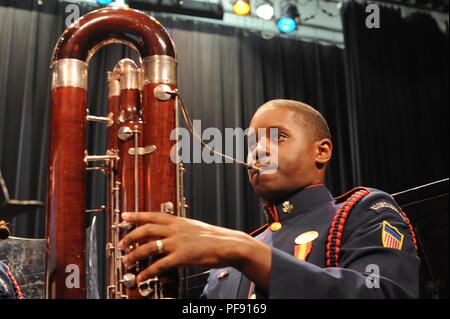 Musiker 1. Klasse Tyler Wilkins von Erlanger, Kentucky, mit der Coast Guard Band spielt das kontrafagott während einem Konzert in Salem High School, Salem, Virginia, 2. Juni 2018. Das Konzert war Teil der Band 12 Tagestour in der Küstenwache Mid-Atlantic Region als Teil einer öffentlichen übertreffen Bemühung um die Beziehungen zwischen der Küstenwache und der amerikanischen Öffentlichkeit stärken. Küstenwache Stockfoto