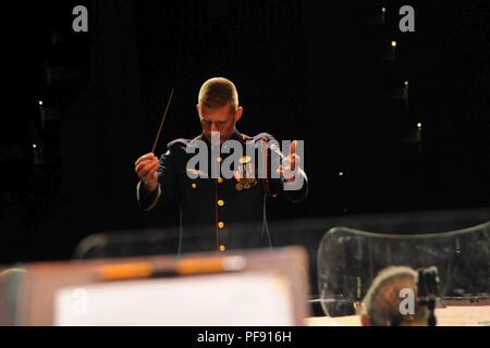 Coast Guard Lt.Cmdr. Adam Williamson führt ein Coast Guard Band Konzert in Salem High School, Salem, Virginia, 2. Juni 2018. Das Konzert war Teil der Band 12 Tagestour in der Küstenwache Mid-Atlantic Region als Teil einer öffentlichen übertreffen Bemühung um die Beziehungen zwischen der Küstenwache und der amerikanischen Öffentlichkeit stärken. Küstenwache Stockfoto