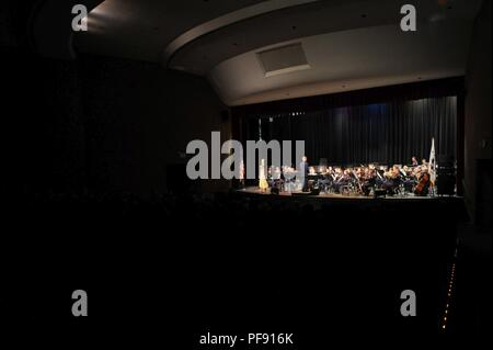 Die Coast Guard Band ein Konzert in Salem High School, Salem, Virginia, 2. Juni 2018. Das Konzert war Teil der Band 12 Tagestour in der Küstenwache Mid-Atlantic Region als Teil einer öffentlichen übertreffen Bemühung um die Beziehungen zwischen der Küstenwache und der amerikanischen Öffentlichkeit stärken. Küstenwache Stockfoto