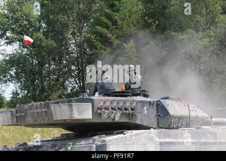 Die Polnische kommen an der Präzision der Fahrt Teil des starken Europa Tank Herausforderung am Mittwoch, 6. Juni, Grafenwöhr, Deutschland. Us-Army Europe und die deutsche Armee Gastgeber der dritten starkes Europa Tank Herausforderung bei Grafenwöhr Training Area, Juni 3 - 8, 2018. Die starke Europa Tank Herausforderung ist eine jährliche Veranstaltung, die teilnehmenden Nationen einen dynamischen, produktiven und Spaß Umfeld, in dem die militärische Partnerschaften, form Soldat - Beziehungen auf, und teilen Sie Taktiken, Techniken und Verfahren zu fördern. (U.S. Army Stockfoto