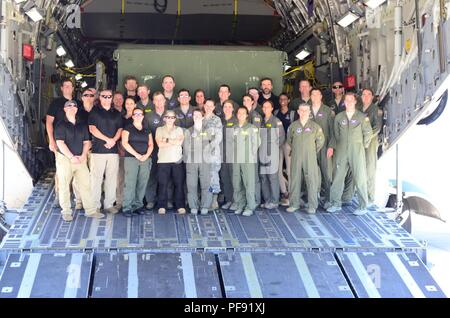 Eine gemeinsame Flugbesatzungen und medizinische Team von der Mississippi Air National Guard und Joint Base San Antonio, Texas, stehen für eine gorup Foto in Guatemala am 6. Juni 2018. Die flugzeugbesatzung transportiert sechs Kinder aus Guatemala in Galveston, Texas, medizinische Behandlung am Shriners Hospital für Kinder zu erhalten, die weitere Pflege für Verbrennungen und anderen Verletzungen während der jüngsten Fuego Vulkan Ausbruch nachhaltig zu erhalten. Stockfoto