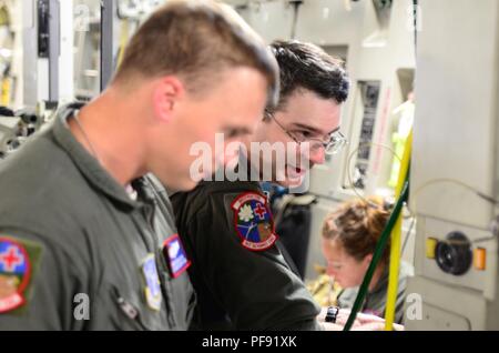 Eine gemeinsame medizinische Team von der 183Rd der Mississippi Air National Guard Entlüftung Squadron und Joint Base San Antonio, Texas, bereitet die Mitglieder der guatemaltekischen Regierung mit dem Laden kritisch verletzten Patienten auf ein Mississippi ANG 172nd Luftbrücke Flügel C-17 Globemaster III in Guatemala am 6. Juni 2018 zu unterstützen. Die flugzeugbesatzung transportiert sechs Kinder aus Guatemala in Galveston, Texas, medizinische Behandlung am Shriners Hospital für Kinder zu erhalten, die weitere Pflege für Verbrennungen und anderen Verletzungen während der jüngsten Fuego Vulkan Ausbruch nachhaltig zu erhalten. Stockfoto