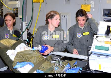 Eine gemeinsame medizinische Team von der 183Rd der Mississippi Air National Guard Entlüftung Squadron und Joint Base San Antonio, Texas, bietet auf dem Weg die medizinische Behandlung zu sechs verletzte Kinder während einer US Air Force humanitären Luftbrücke aeromedical evacuation Mission von Guatemala bis Galveston, Texas, USA, 6. Juni 2018. Die Kinder wurden auf die Shriners Hospital für Kinder weitere Pflege für Verbrennungen und anderen Verletzungen während der jüngsten Fuego Vulkan Ausbruch nachhaltig zu erhalten. Stockfoto