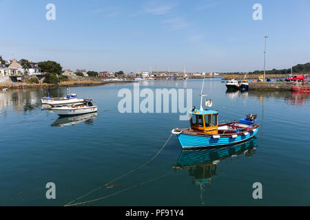 Fischerboote im Wasser bei Ardglass Marina, County Down, Nordirland wider. Stockfoto