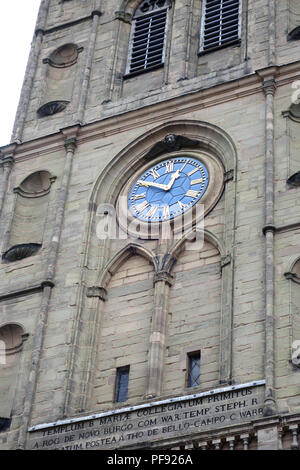 Stiftskirche St. Maria, Warwick in der geschäftigen Marktstadt Warwick, Warwickshire Stockfoto