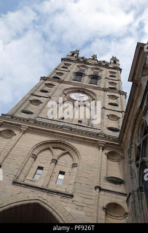 Stiftskirche St. Maria, Warwick in der geschäftigen Marktstadt Warwick, Warwickshire Stockfoto