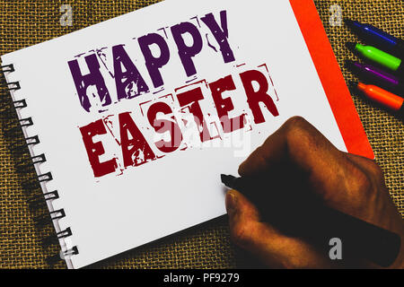 Wort schreiben Text Frohe Ostern. Business Konzept für christliche Fest zum Gedenken an die Auferstehung Jesu Mann hand Marker notebook Papier Co Stockfoto