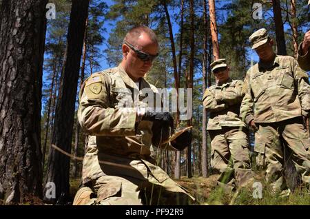 Sgt. 1 st. Klasse. Craig Verschragen, Firma D., 125 Infanterie Bataillon, Michigan Army National Guard, Züge, seine Truppen auf, wie man ein Kabel Bruch, die während einer Patrouille base Übung in Adazi Military Base Training Center, Lettland, um zu helfen, seine Einheit für ihre Rolle in der Übung Sabre Streik 18 Zug. Übung Sabre Streik 18 ist eine jährliche kombiniert - gemeinsame Übung an verschiedenen Standorten in ganz Estland, Lettland, Litauen und Polen durchgeführt. Über 18.000 Teilnehmer aus 19 verschiedenen Ländern werden daran teilnehmen. Die kombinierte Ausbildung bereitet die Verbündeten und Partnern mehr zu regionalen Cris zu reagieren Stockfoto