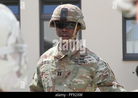 Armee Kapitän Gary Bostic Schriftsatz Soldaten des zweiten Bataillons, 8th Cavalry Regiment vor einer Gemeinschaft am Ende des Jahres Schule Veranstaltung der Konotop, Polen, 4. Juni 2018 veranstaltet wurde. Die Veranstaltung eingeladen, mehr als 40 2-8 CAV Soldaten in das nahe gelegene Drawsko Pomorskie Trainingsgelände für Übung Sabre Streik 2018 bereitgestellt. Die Übung umfasst 18.000 Teilnehmer aus 19 Ländern beteiligten sich über vier Länder. Stockfoto