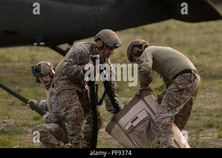 BOURNE, Mass - Soldaten aus dem 20 Special Forces Group, Massachusetts National Guard Praxis schnell Abseilen aus einem UH-60 Black Hawk aus der dritten Bataillon 126 Aviation Regiment, Hier Juni 7, 2018. Mitglieder aus den beiden Einheiten in der kombinierten Waffen ausüben, wobei hier statt. Als Patriot Tiegel, die gemeinsame Veranstaltung soll Einheiten auf ihre Mission wichtige Aufgaben in einem immersiven und dynamisches Training Umgebung zu evaluieren. Stockfoto