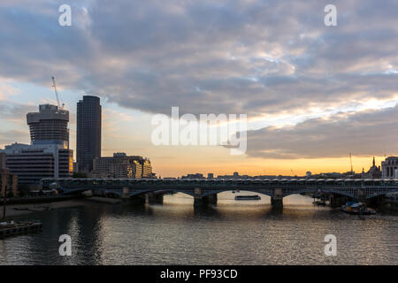 LONDON, ENGLAND - 18. JUNI 2016: Sonnenuntergang Stadtbild von Millennium Bridge und Themse, London, Großbritannien Stockfoto