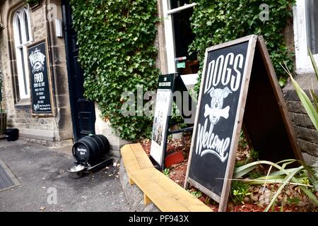 Ein Zeichen außerhalb einer Kneipe freundliche Hunde in Buxton, High Peak, Derbyshire Stockfoto