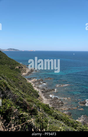 Das Mittelmeer in der Nähe der Stadt Rousse an der Nordwestküste von Korsika, Frankreich Stockfoto