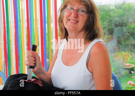 Fortuneswell. 19. August 2018. Sandra, 64, macht ein requisit Messer auf ein Kostüm für Ihren lokalen bin-Dram" der Gruppe anstehenden Produktion von Norman Robbin zu gehen Stockfoto