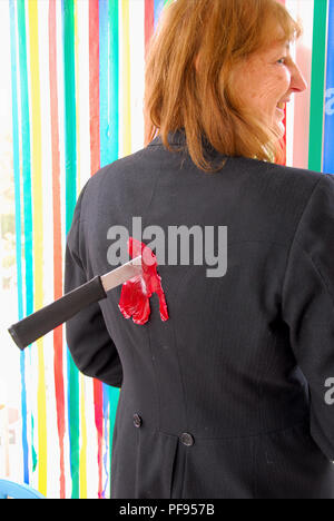 Fortuneswell. 19. August 2018. Sandra, 64, macht ein requisit Messer auf ein Kostüm für Ihren lokalen bin-Dram" der Gruppe anstehenden Produktion von Norman Robbin zu gehen Stockfoto