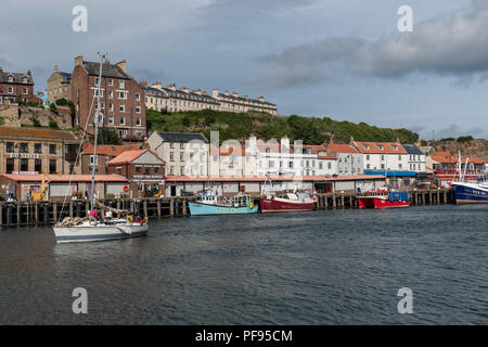 Fischerboote entlang West Pier, Whitby Hafen Stockfoto