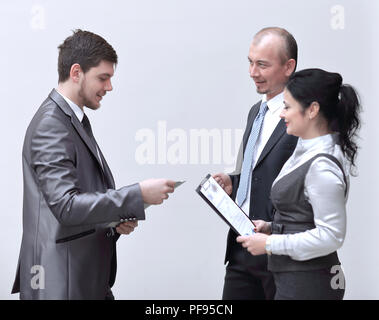 Geschäftsleute Diskussion über Dokumente in leeren Büro Stockfoto