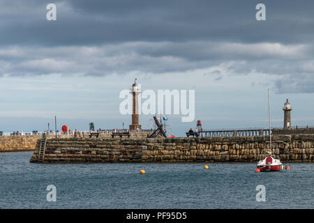 Blick auf den Osten und Westen Wellenbrecher Lichter, Whitby Piers Stockfoto