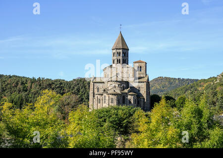 Frankreich, Puy de Dome, im Regionalen Naturpark der Vulkane der Auvergne, Massif du Sancy, Monts Dore, Saint Nectaire, Saint Nectaire Kirche vom 12. Jahrhundert sitzen Stockfoto