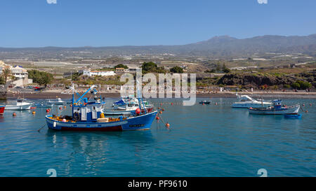 SAN JUAN, TENERIFFA/Spanien - 22. Februar: Blick auf San Juan Hafen auf Teneriffa am 22. Februar 2011. Nicht identifizierte Personen Stockfoto