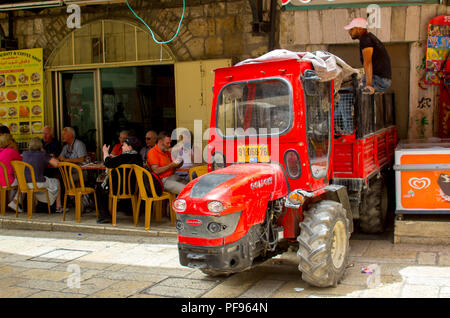 10. Mai 2018 Eine kleine Goldini Utility Vehicle in Gebrauch während der Renovierungsarbeiten ein kleines Ladenlokal innerhalb der alten Stadtmauern von Jerusalem Stockfoto