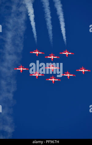 Die Kanadische Streitkräfte 431 Luft Demonstration squadron in der Ausbildung zu einem air show über den Hafen von Nanaimo auf Vancouver Island British Columbia flying Ca Stockfoto