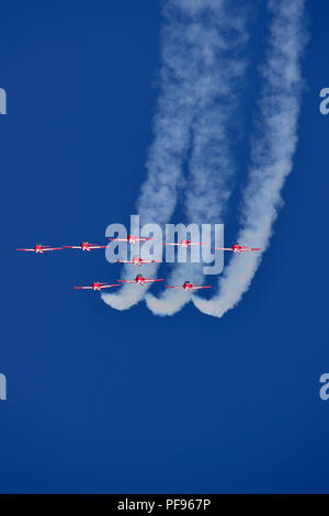 Eine vertikale Bild des kanadischen Kräfte 431 Luft Demonstration Squadron im formationsflug an einem Air Show über den Hafen von Nanaimo auf Vancouver Island Stockfoto