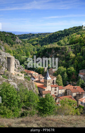 Frankreich, Puy de Dome, Saint Floret, Bühne auf der Strecke von Santiago de Compostela über Arverna, Sicht auf das Dorf und den runden Turm der für Stockfoto