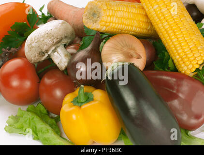 Closeup. Pilze und eine Vielzahl von frischem Gemüse in einem Korb Stockfoto