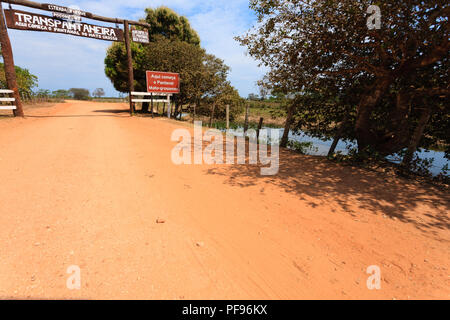 Pantanal Eingangstor entlang der Transpantaneira Feldweg. Brasilianische Wahrzeichen. Straße in perpective Stockfoto