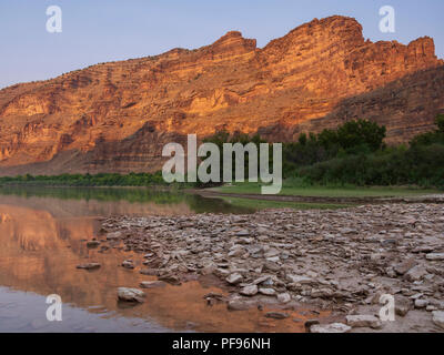 Felsen und Fluss in der Nähe von Little Rock House Canyon, obere Desolation Canyon North von Green River, Utah. Stockfoto