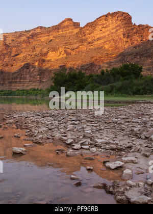 Felsen und Fluss in der Nähe von Little Rock House Canyon, obere Desolation Canyon North von Green River, Utah. Stockfoto