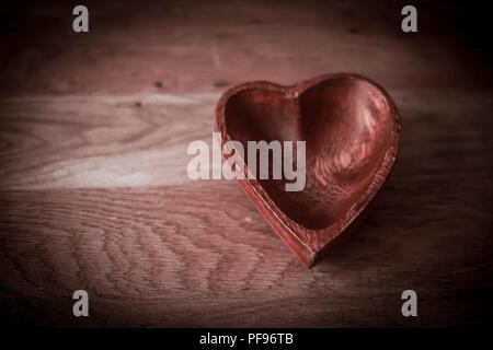 Holz- Salat Schüssel in der Form des Herzens Stockfoto
