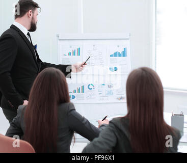 Business Coach Lehre Mitarbeiter auf dem Whiteboard bei Corporate training Stockfoto